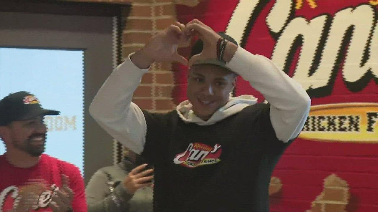 Fans camp out for hours ahead of Astros shortstop Jeremy Peña's shift