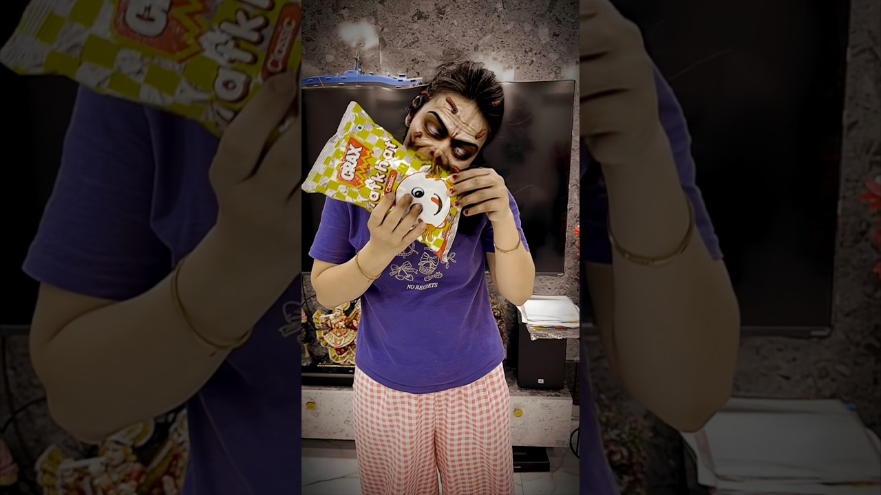 Zombie chips kha rahi hai #gauravaroravlogs #youtubeshorts #shorts