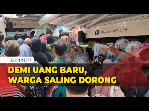 Warga Cirebon Saling Dorong saat Menukarkan Uang Baru