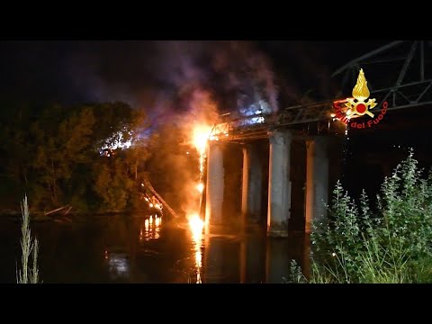 Roma, brucia il Ponte di ferro (di Pino Ciociola)