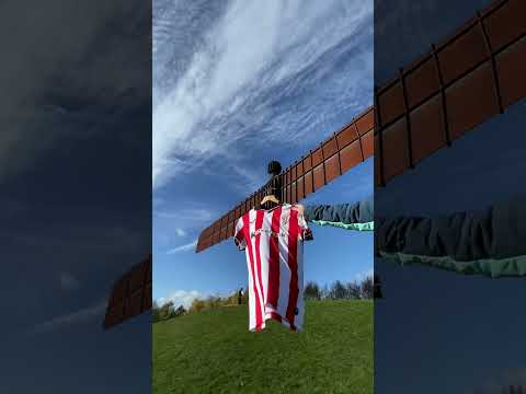 ❤️🤍 La camiseta rojiblanca del Athletic Club luce por los sitios más emblemáticos de Newcastle