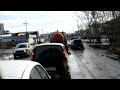 Красноярск. ХАМ обгоняет пробку по обочине и обливает машины грязью
