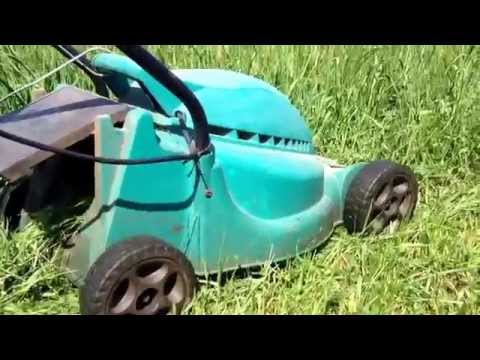 Видео: Подбирает ли газонокосилка траву?
