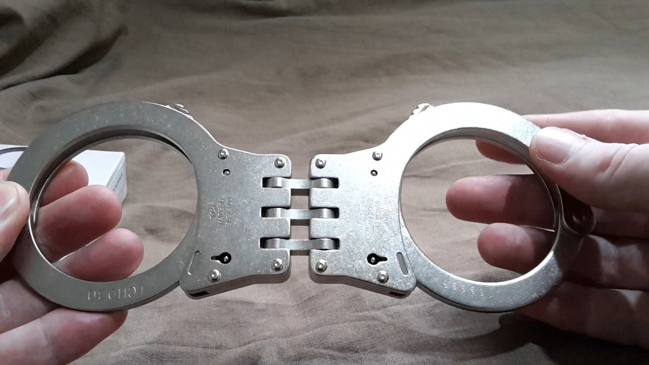 Tch Model 930 Aluminium Lightweight Hinged Handcuffs Uk Police Nij Police Supplies Youtube