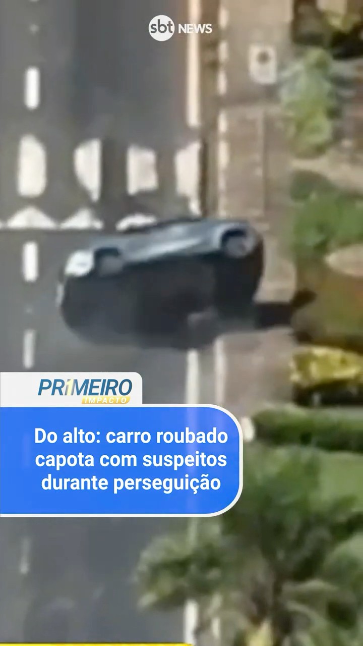 Do alto: carro roubado capota com suspeitos durante perseguição