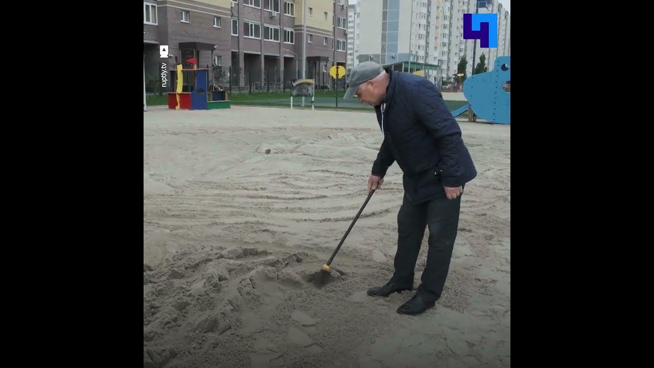 Дворник в омске. Уборка снега дворник. Омичей начнут штрафовать за сугробы. Арни клининговая компания. Дворник в омске.
