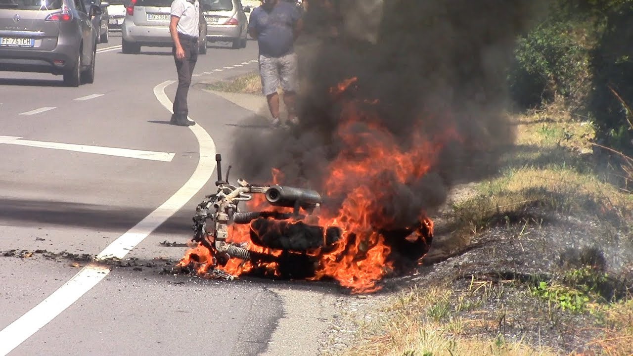 [EPIC VIDEO] MOTORINO IN FIAMME ARRIVO APS VIGILI DEL FUOCO LEGNANO IN SIRENA (Legnano)
