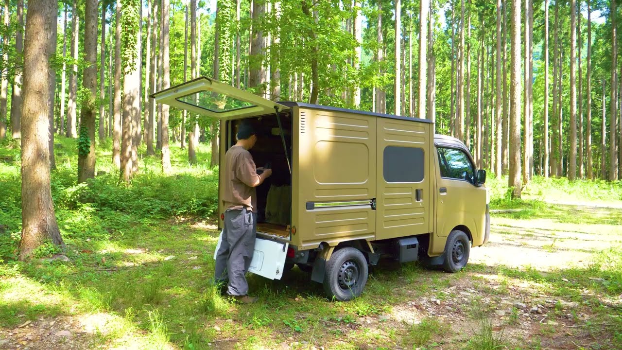 静かな森林でリラックスの車中泊キャンプ、森林で謎の木製雕刻、新しい相棒AIドローン、ASMR