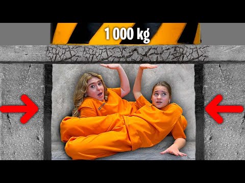 Elina et Amélya Dans La Plus Petite Prison Au Monde Challenge !