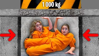 Elina et Amélya Dans La Plus Petite Prison Au Monde Challenge !