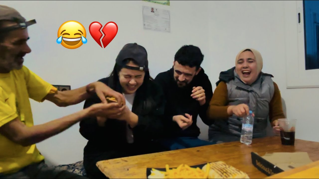 تحدي طاكوس وبيزا مع بابا لأول مرة 🍟🍕ميمكنش الموت ديال ضحك 😂💔