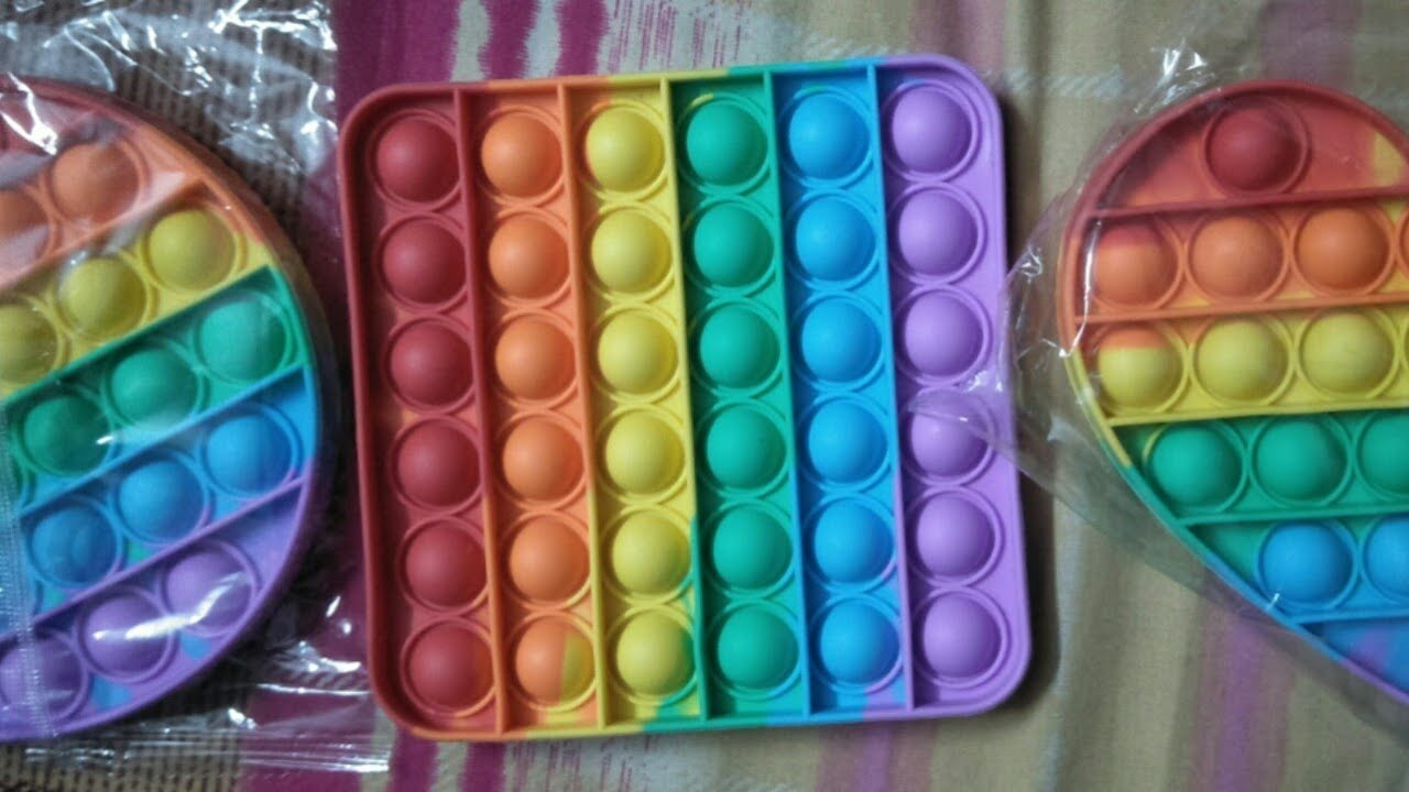 CHILD  PLAY WITH POP-IT