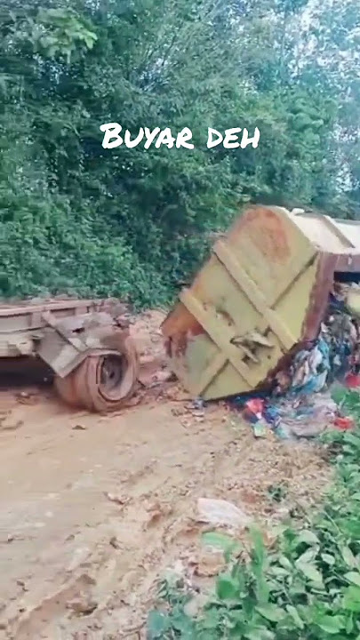 Truk Sampah Bak Terguling Buyar Semua Sampah