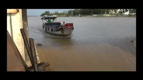 Ghe gỗ bất chấp qua cửa cống lúc nước chảy xiết và cái kết