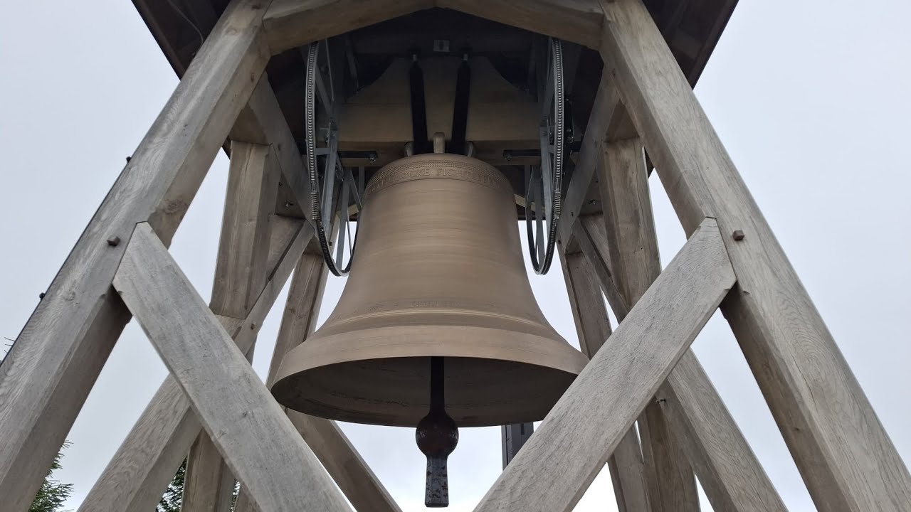 Oberwiesenthal (Erzg) Sonntagsläuten der Friedensglocke auf dem Fichtelberg 