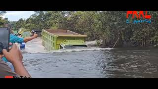 Truk Hino canter yang tenggelam karena adanya banjir