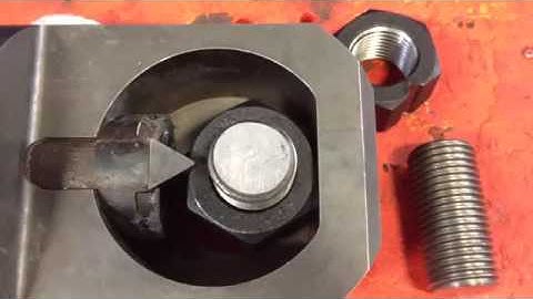How a double acting, hydraulic nut splitter works