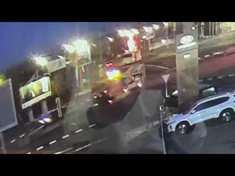 Видео столкновения автобуса и иномарки, после которого легковушка перевернулась