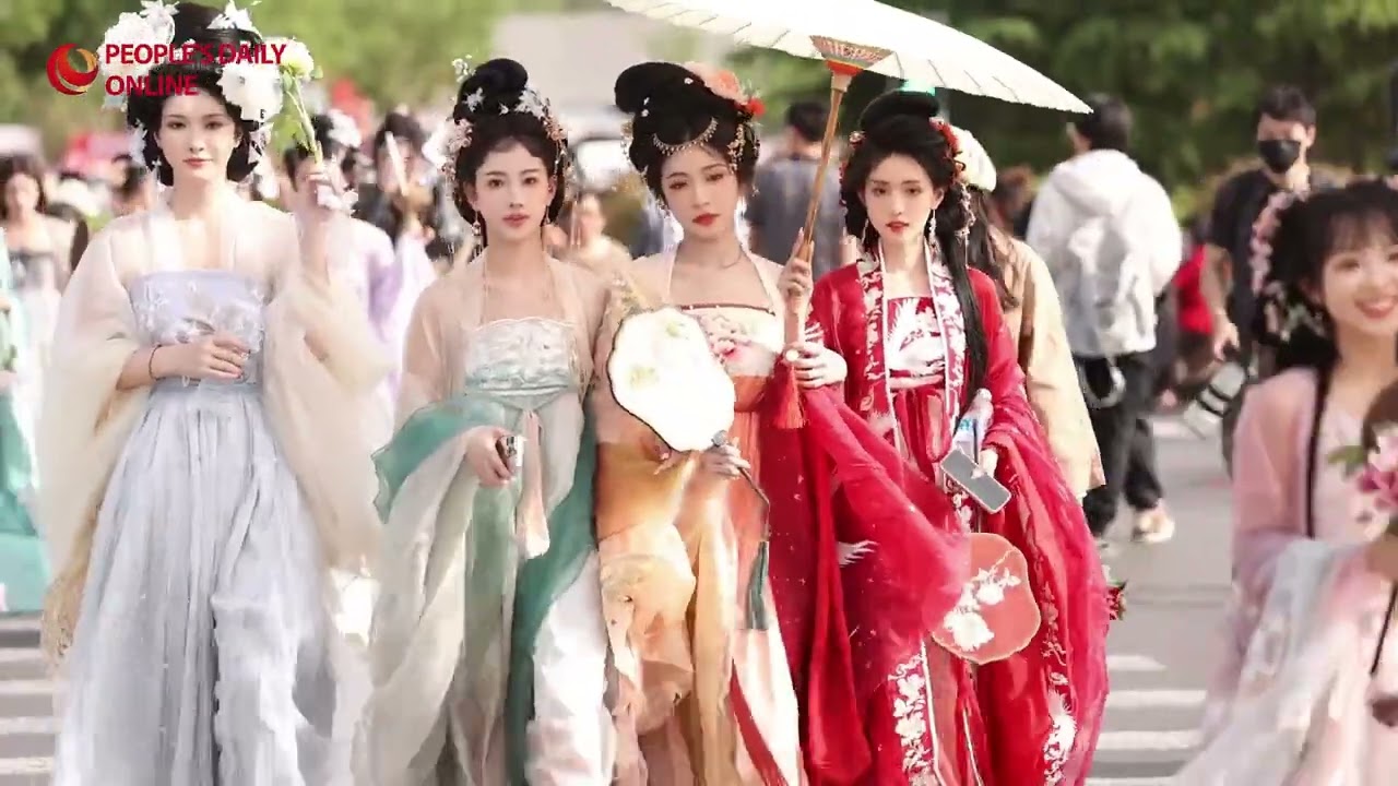 Enjoying peony flowers while wearing Hanfu outfits becomes new fashion in Luoyang C Chinas Henan