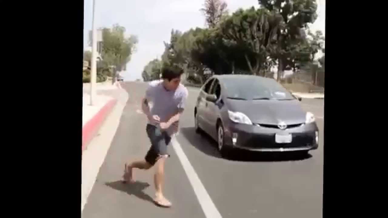 Mann springt in ein fahrendes Auto