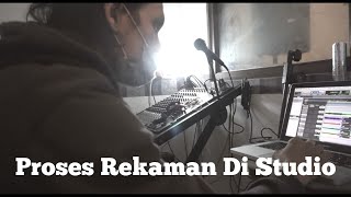 Proses Rekaman Lagu Di Studio.