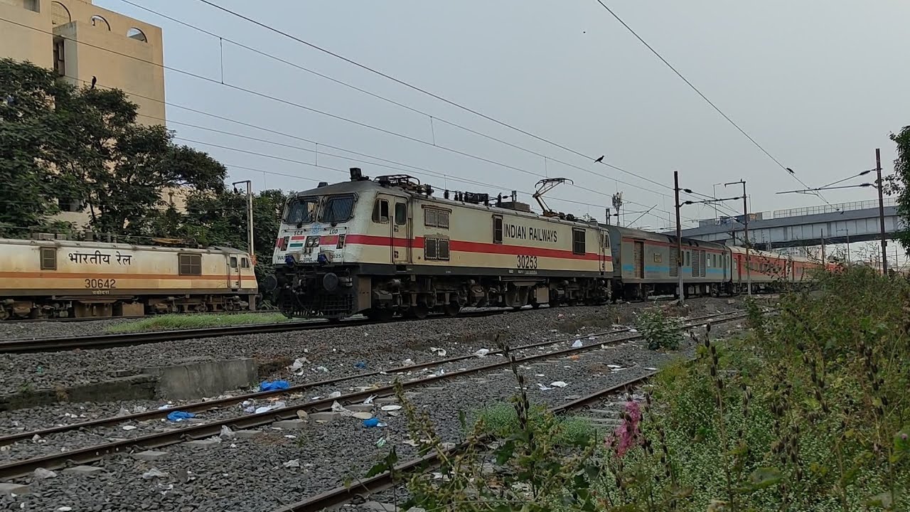 12263 पुणे - हजरत निजामुद्दीन दुरंतो एक्सप्रेस सूरत के सहारा दरवाजा पहुंचकर स्टेशन गई।