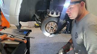 Reemplazo de discos y pastillas de freno en Jeep Grand Cherokee (2011-2021): consejos profesional...