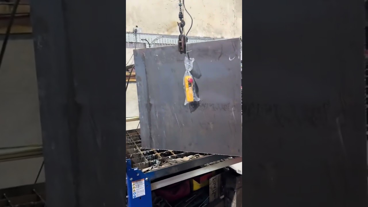 1x1m 8mm plate on the Plasma for some bobbin blades, much easier with the new jib crane 😁