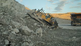 Pushing the Bulldozer Beyond Maximum Limits Komatsu D375A-8 Preparing Loading Area For the Excavator