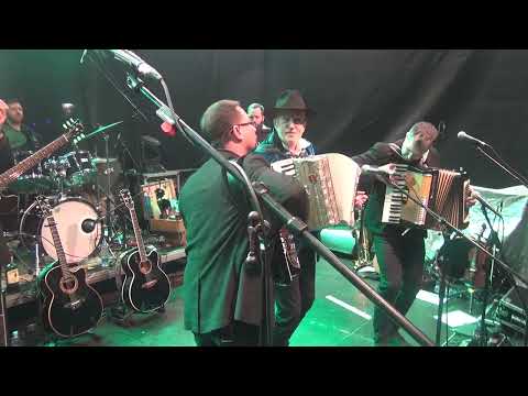 Vlado Kreslin in Mali bogovi & Novo mesto - V dolini tihi