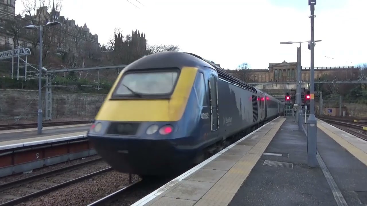Trains at - Edinburgh Waverley Station - 18/12/24
