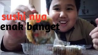 mukbang makan sushi roll isi nasi dan sayur enak banget 🤤🤤🤤