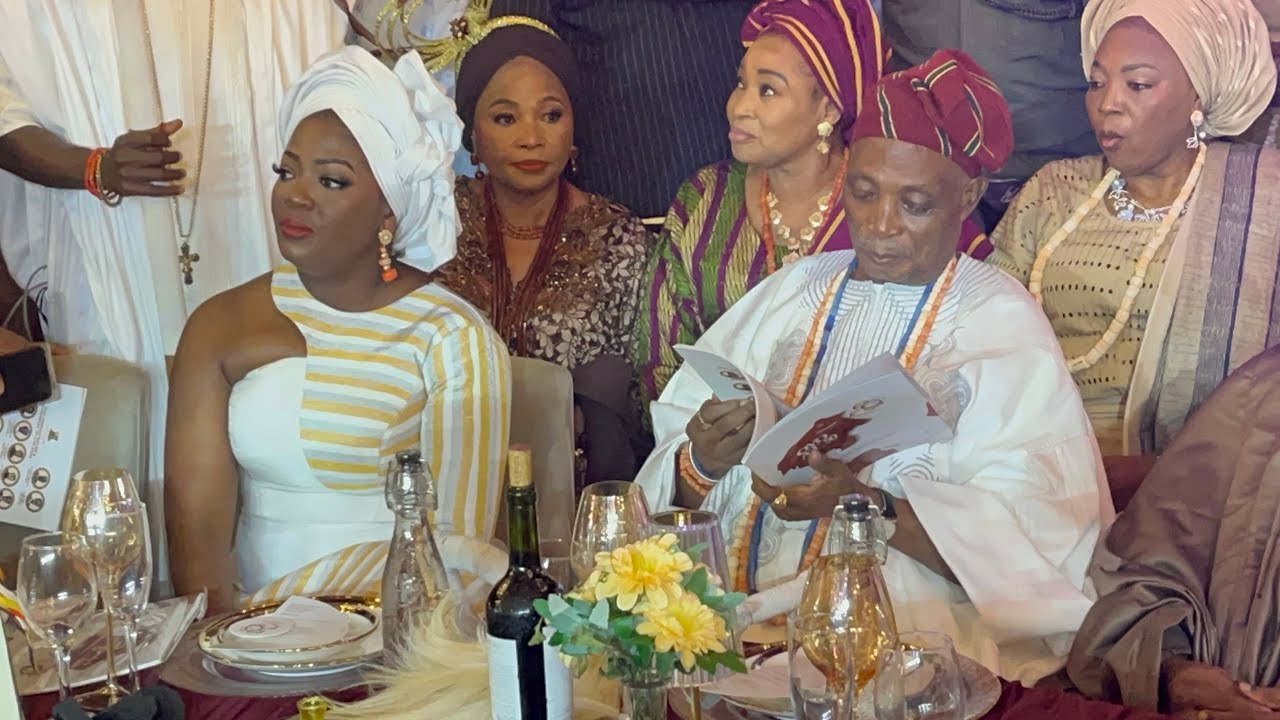 SEE HOW OLORI ASHLEY WELCOMED OLUBADAN OBA RASHIDI LADOJA AT OYO STATE 50 YEARS ANNIVERSARY FINALE
