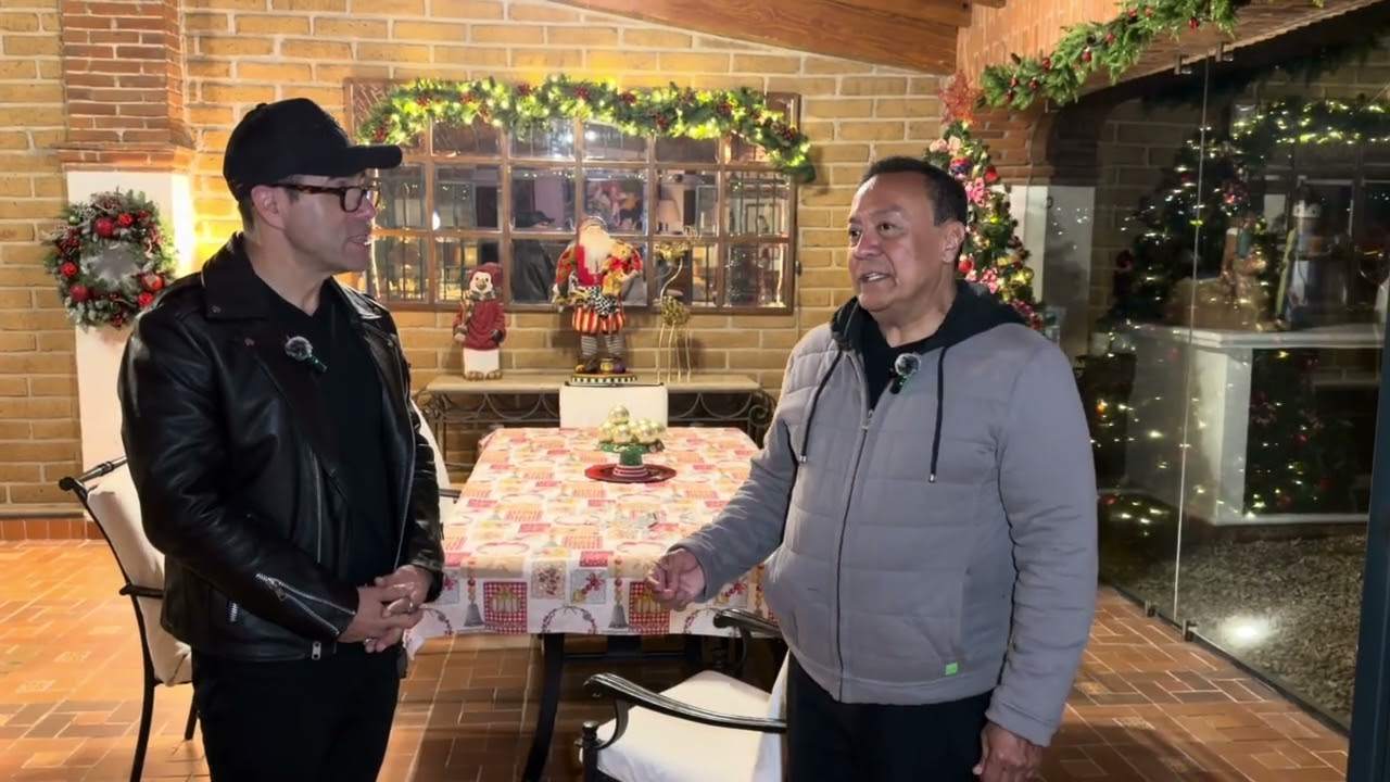 Carlos Cuevas nos invitó a conocer la decoración navideña de su casa. 