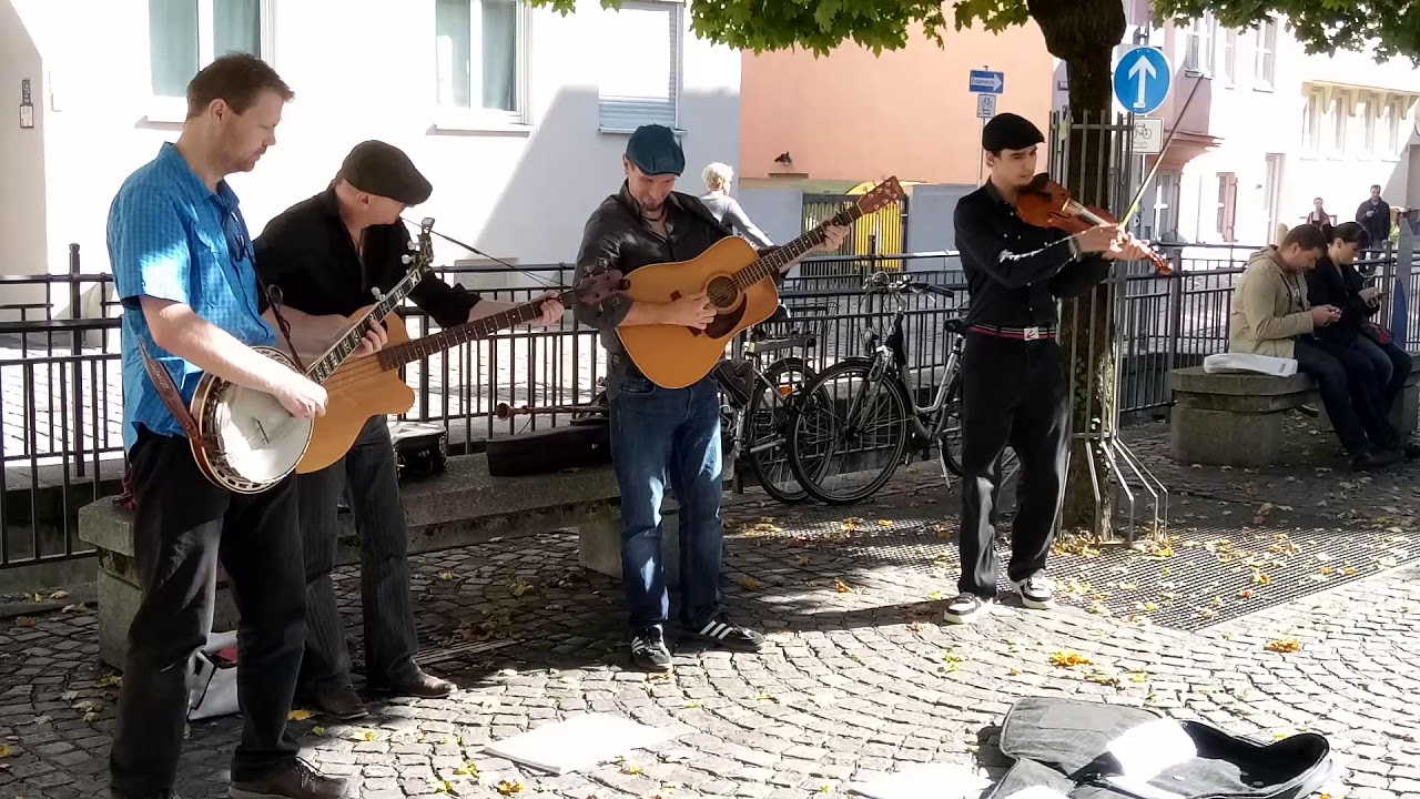 Типичная Бавария. Старое Мазерати и уличные музыканты в Германии. Центр Аугсбурга.