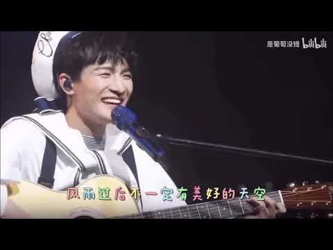 【周深高甜混剪】但願你的眼睛只看得到笑容🙆🏻‍♀️😊💙又自己的bgm自己唱😂✨   影片來源bilibili作者：是葡萄沒錯