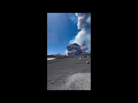 Etna, eruzione shock: le immagini di centinaia di escursionisti in fuga dal flusso piroclastico!!!
