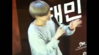 160228 SHINee Taemin waving to fans @Fansign IFC Yeouido Mall North Atrium
