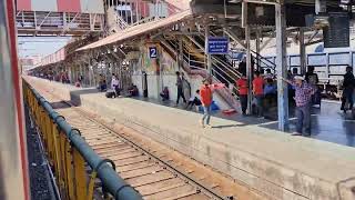 22121Lucknow LokmanyaTilak Express ❤️🚂 Skipping At Bhopal cross110 kmph Speed🚄#train#shorts#railfans