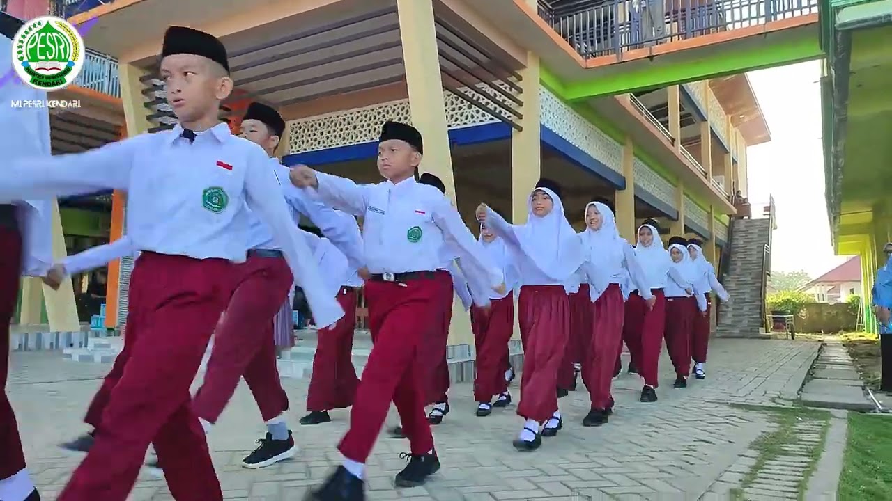 KEREN!!!!!!  Formasi Pengibar Bendera MI Pesri.