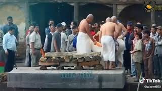 হিন্দুদের মানুষ মাড়া গেলে তার কানে কি বলে শুনুন