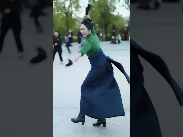 Tibetan sister dances, flowing clouds and flowing water, pure green Guozhuang dance, Chunxi Road st class=