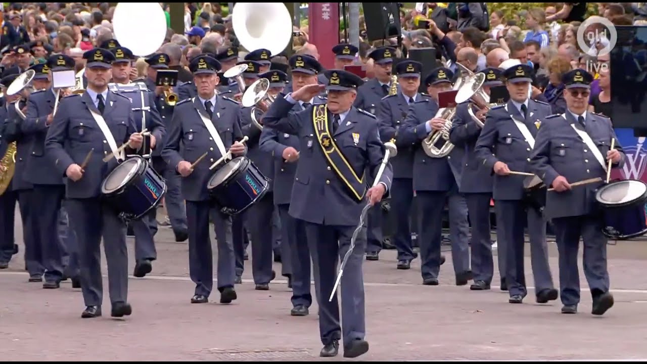 De Vrijwillige Drumfanfare Koninklijke Luchtmacht tijdens het bevrijdingsdefilé in Wageningen.