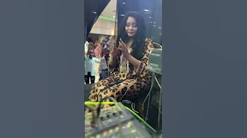 مطربة سودانية حسناء تدخل في وصلة رقص مثيرة بعد سماعها أغاني الدلوكة وتصرخ واي أنا من رقيص العروس دا 