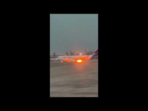 Video Perù, aereo prende fuoco prima del decollo: fiamme vicino allala, passeggeri evacuati