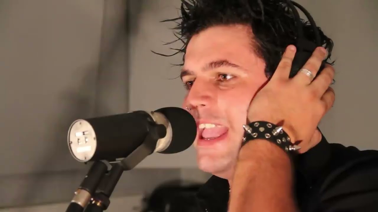 VELOCETTE   NÃO É FÁCIL PILOTO   3 INTEGRANTES 1