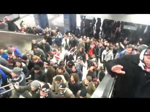 Beşiktaş taraftarı Metro çıkışı (Vahap Beyaz - Ahmet Çakar.... )