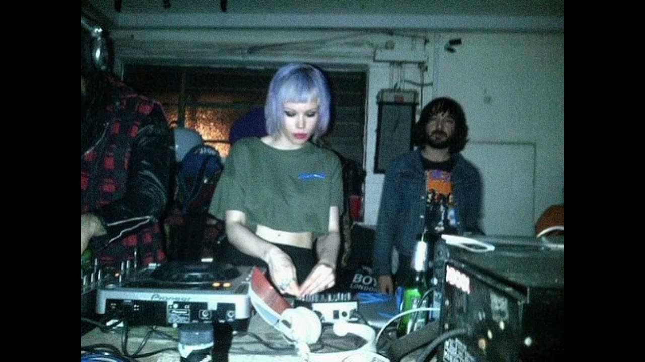 Crystal castles loop. Элис гласс crystal castles эстетика. элис гласс crystal castles бухает. crim3s исполнительница. элис гласс kept.