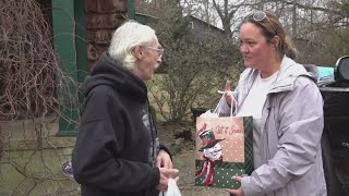 Volunteers deliver holiday cheer to homebound seniors on Christmas in Knox County