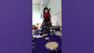 2 chi em choi voi nhau